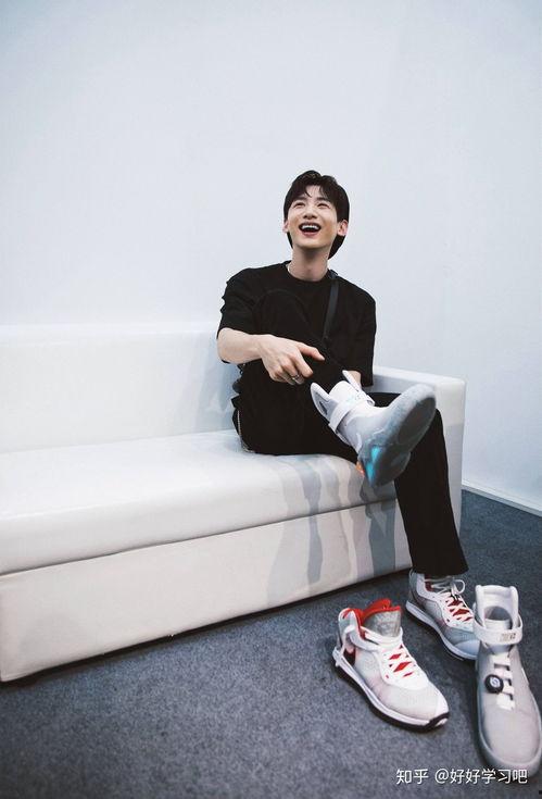 白敬亭脚照片曝光,展现明星日常风采