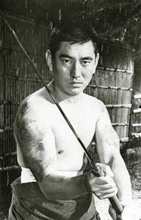 高仓健年轻时候的照片,从青涩少年到影坛巨星